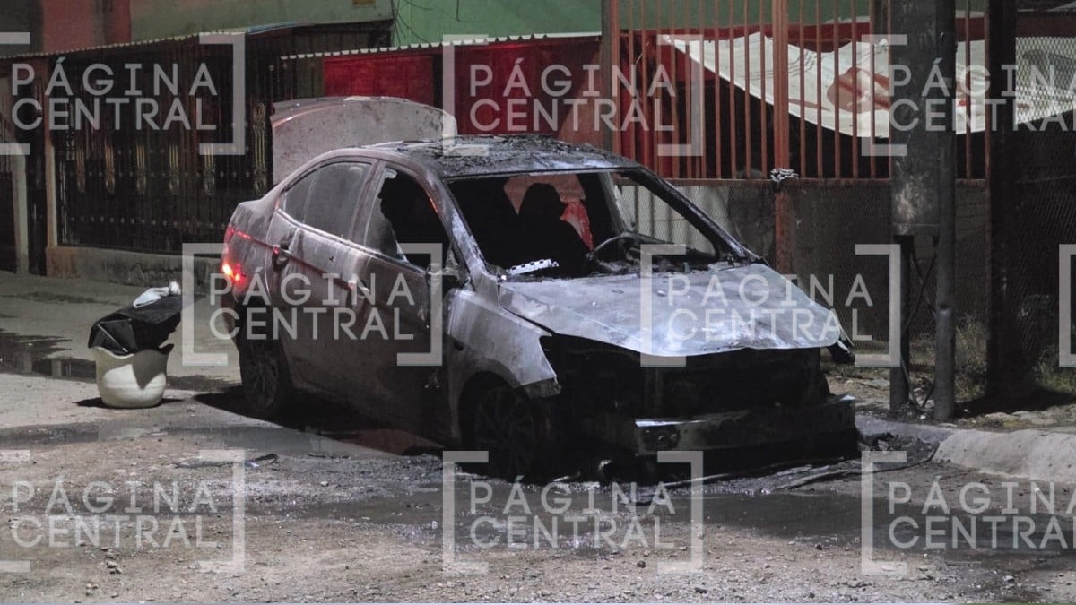 ¡No conforme con asaltarlo! Le queman el vehículo en Lomas de Echeveste