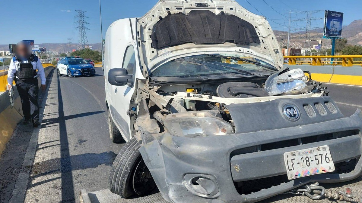 ¡Caos en el libramiento! Camioneta choca contra barras de contención