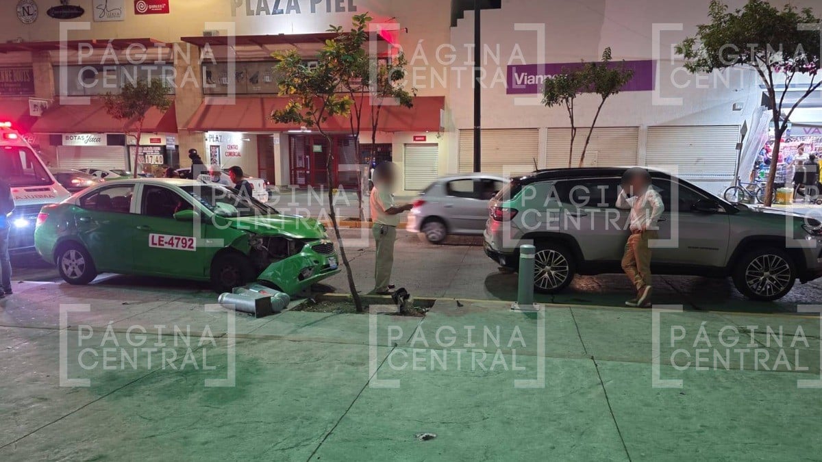 Taxi da 'volantazo' para evitar choque, sube a la banqueta y atropella a mujer con bebé