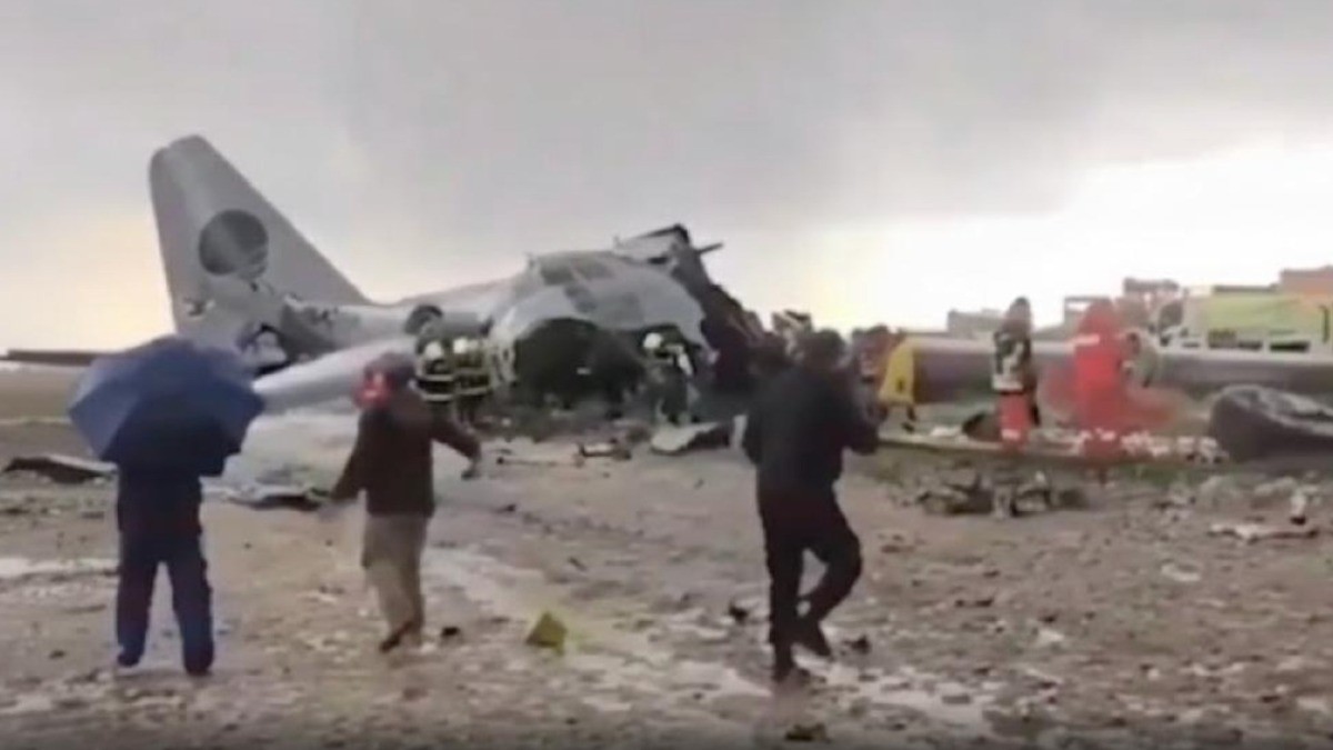 Avión militar se estrella en este lugar; reportan lluvia de billetes tras el impacto