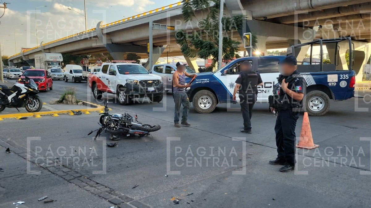 ¡Caos vial en el Libramiento! Motociclista se habría pasado el alto y provoca carambola