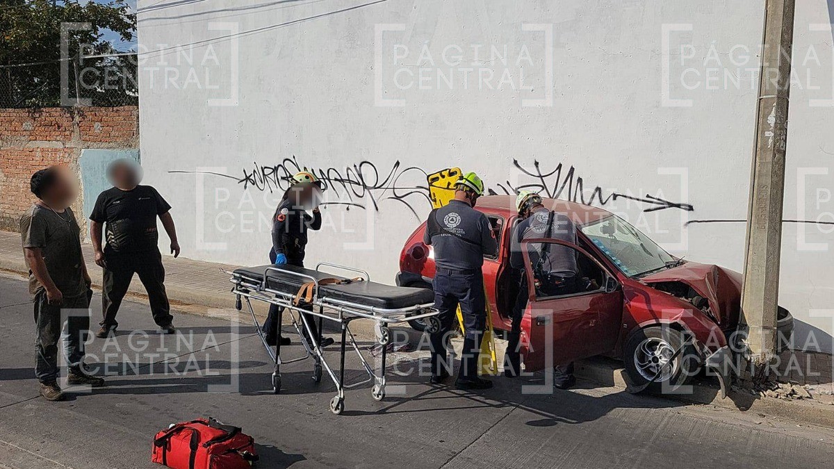 Choque en Valle de León: conductor ensangrentado huye y abandona a mujer herida