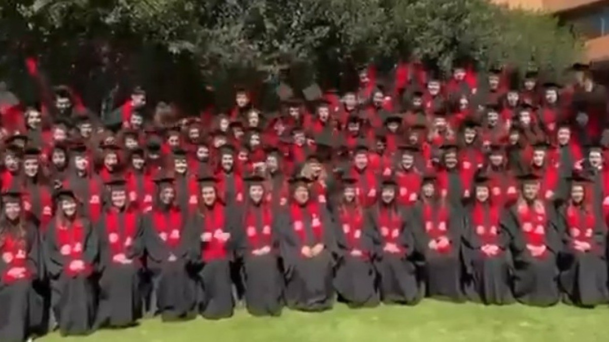 Cae grada durante foto grupal en Ibero; hay 23 heridos