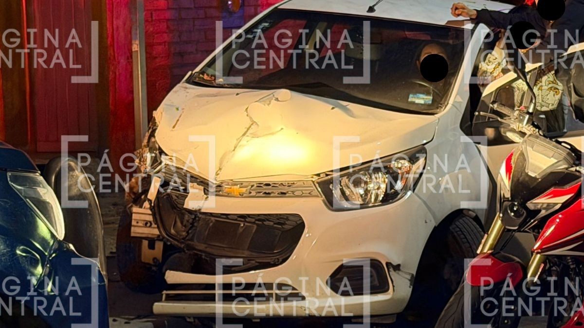 Perdió el control: Conductora se sale del Malecón y cae a la Juventino Rosas tras choque