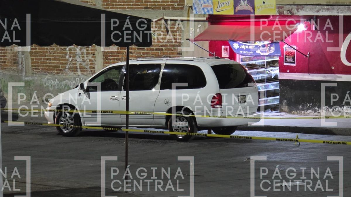 VIDEO Intentó refugiarse en minisúper: Sicarios matan a Alejandro cuando iba en auto 