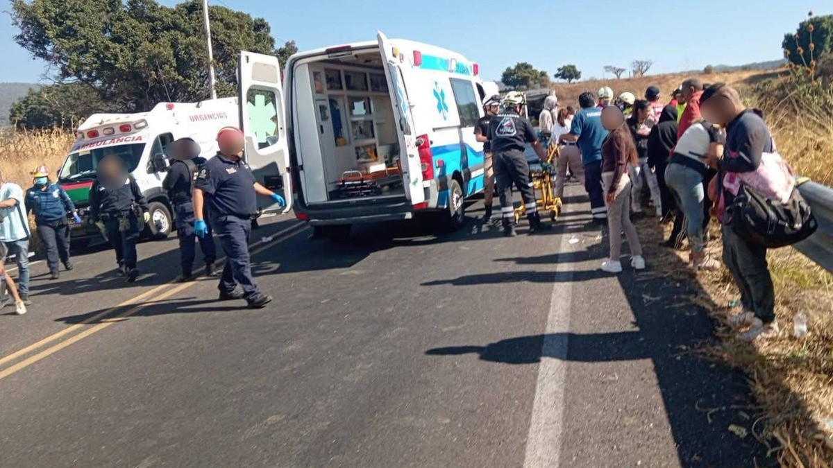 Excursión termina en tragedia; volcadura de autobús deja 7 fallecidos y 23 heridos