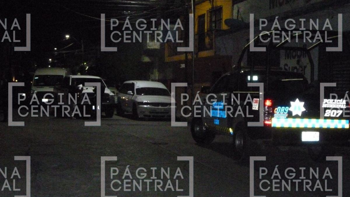 Estaba en una vecindad: Hombre es atacado a balazos por sicarios en moto 