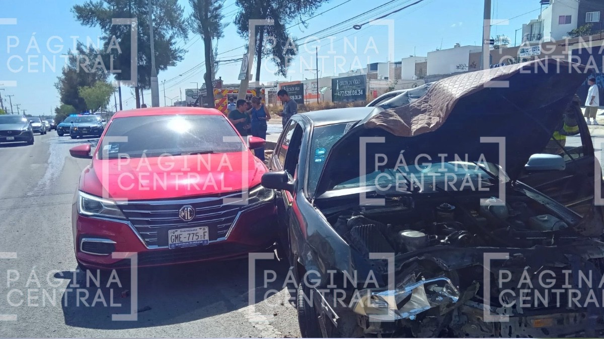 ¡Conductor quedó atrapado! Aparatoso choque en Bulevar Juan Alonso de Torres