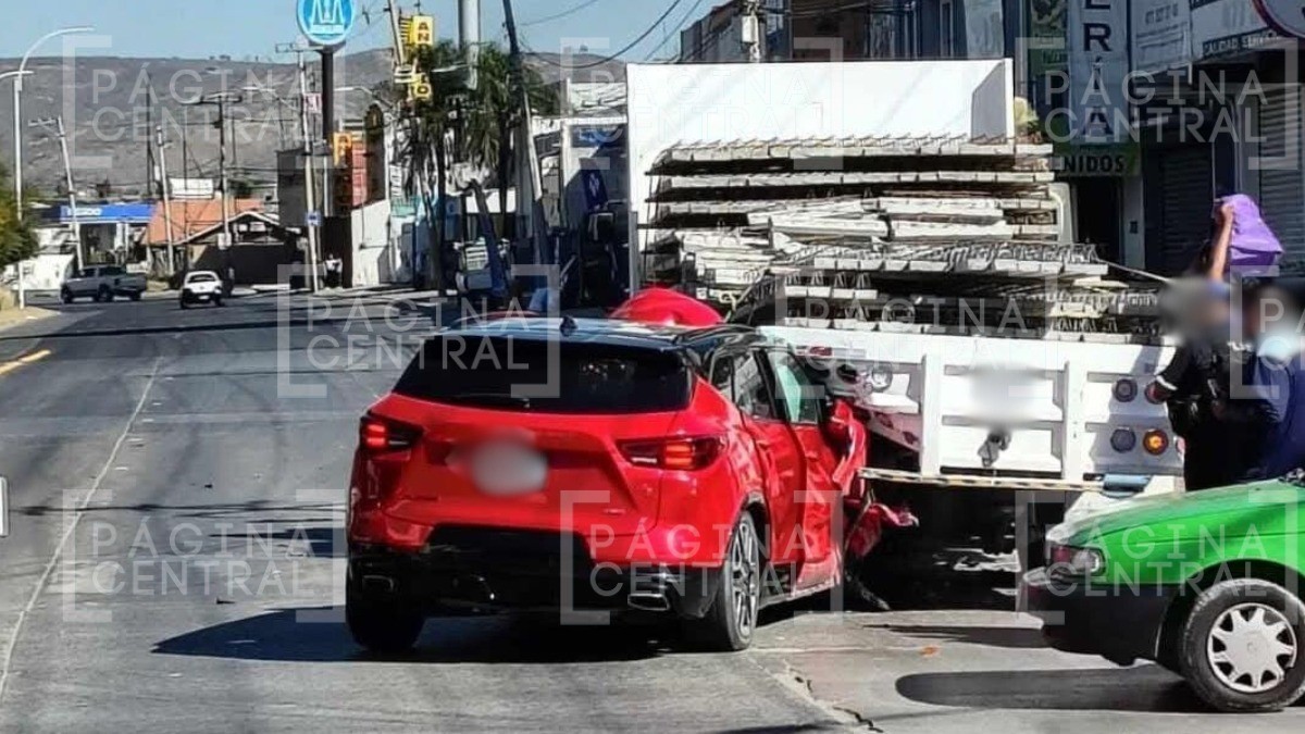 ¡No alcanzó a frenar! Conductor se ‘clava’ en camión con material de construcción en Morelos