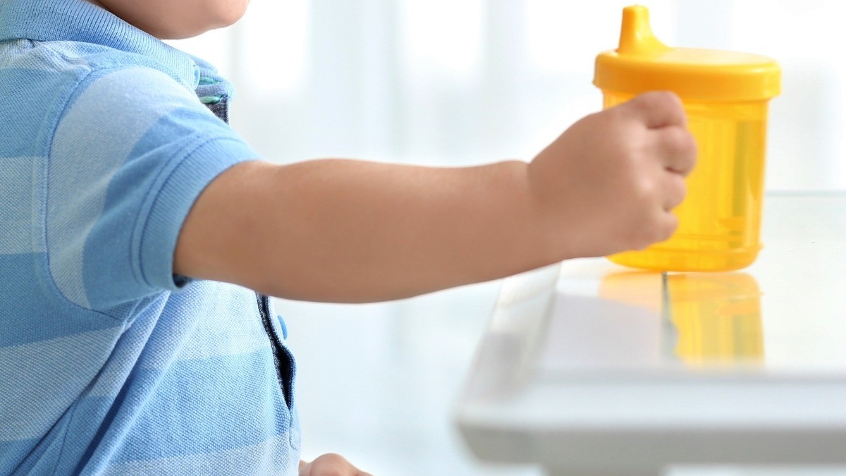 ¡Detienen a 4! Bebé es hospitalizado por tomar esto en su propio vasito entrenador