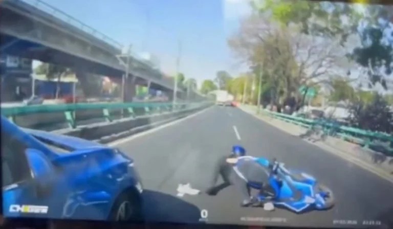 VIDEO ¡Cae en megabache! Motociclista se atora y pierde el control