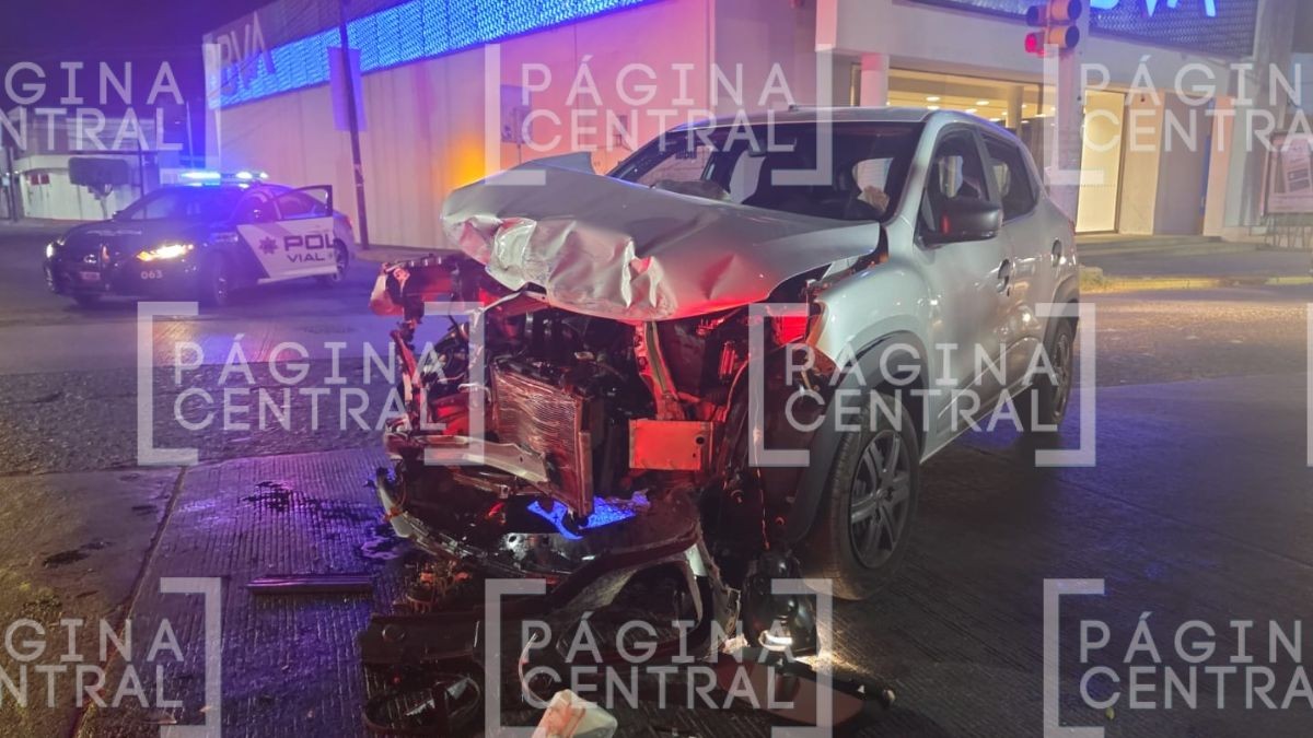 VIDEO Terminaron volcados: Choque entre patrulla y auto deja seis lesionados 