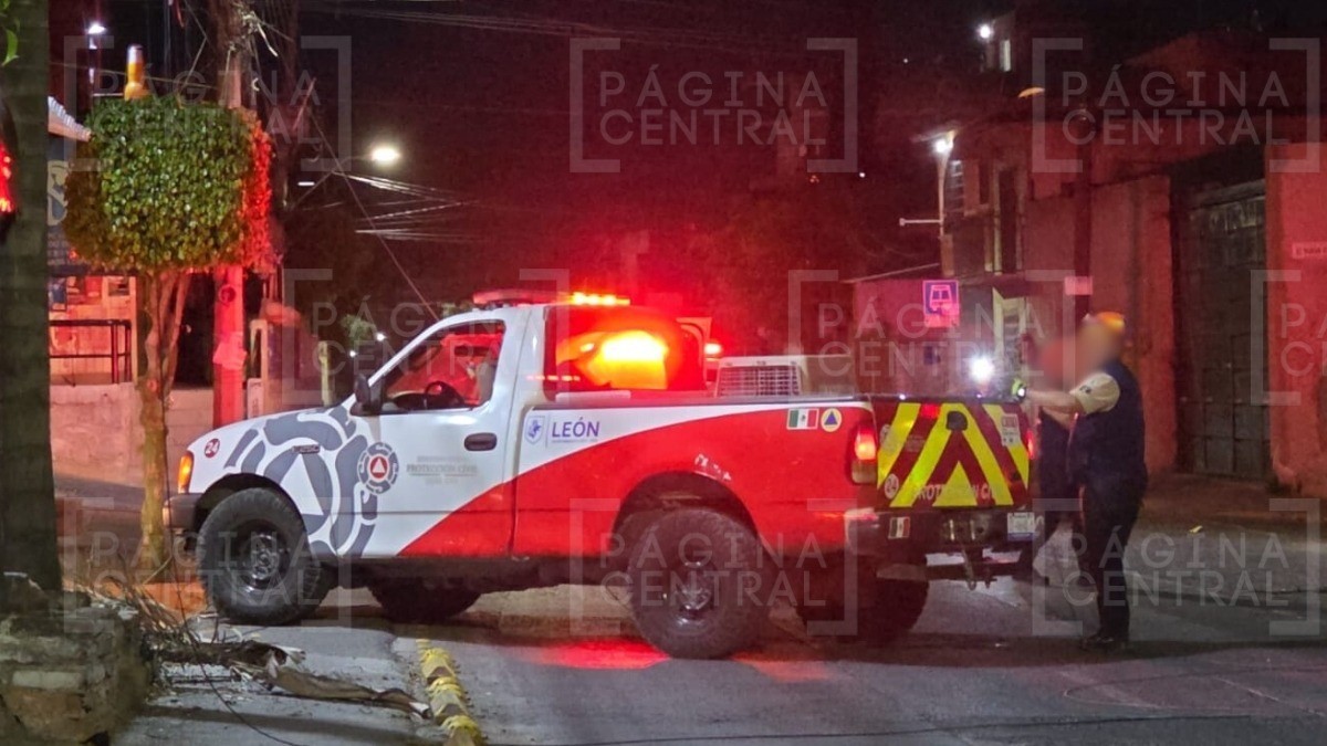 ¡Los deja sin internet! Conductor de camión de volteo choca con poste y lo derriba