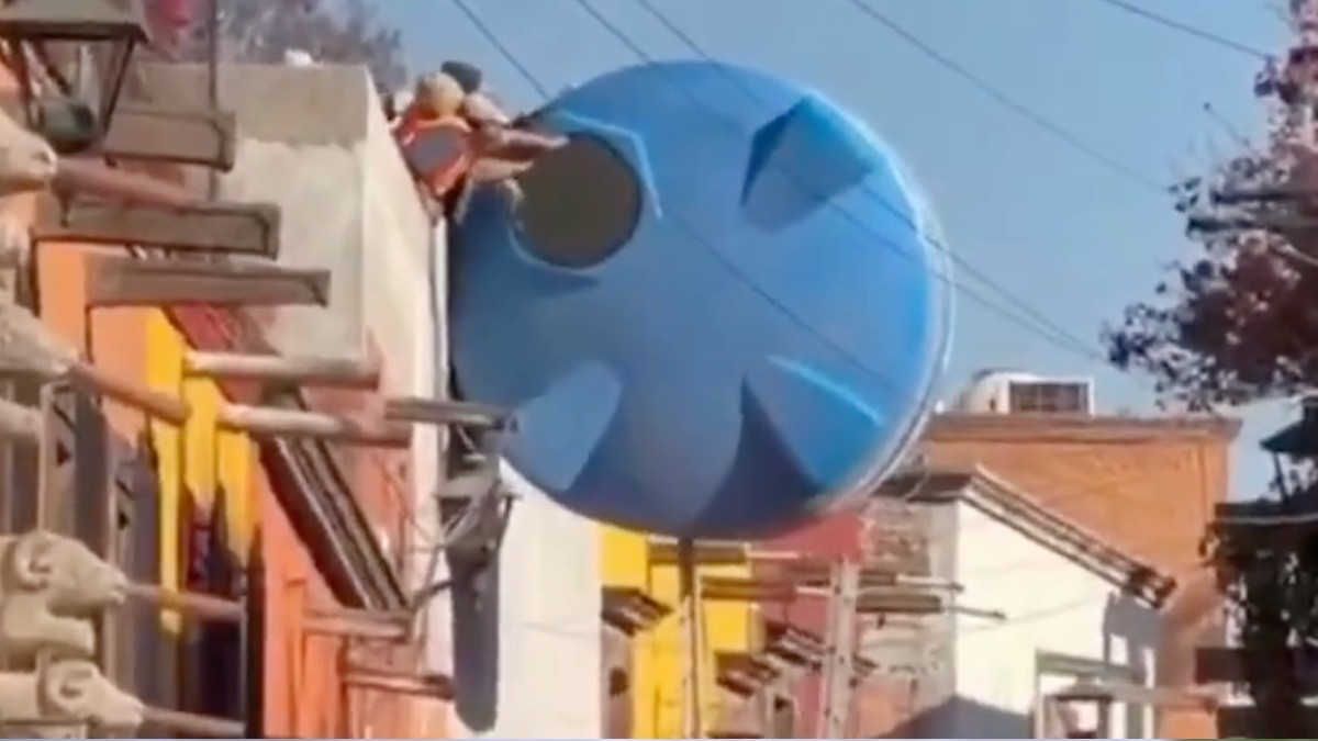 VIDEO ¡México mágico! Suben tinaco ‘con pura fe’ y sin grúa
