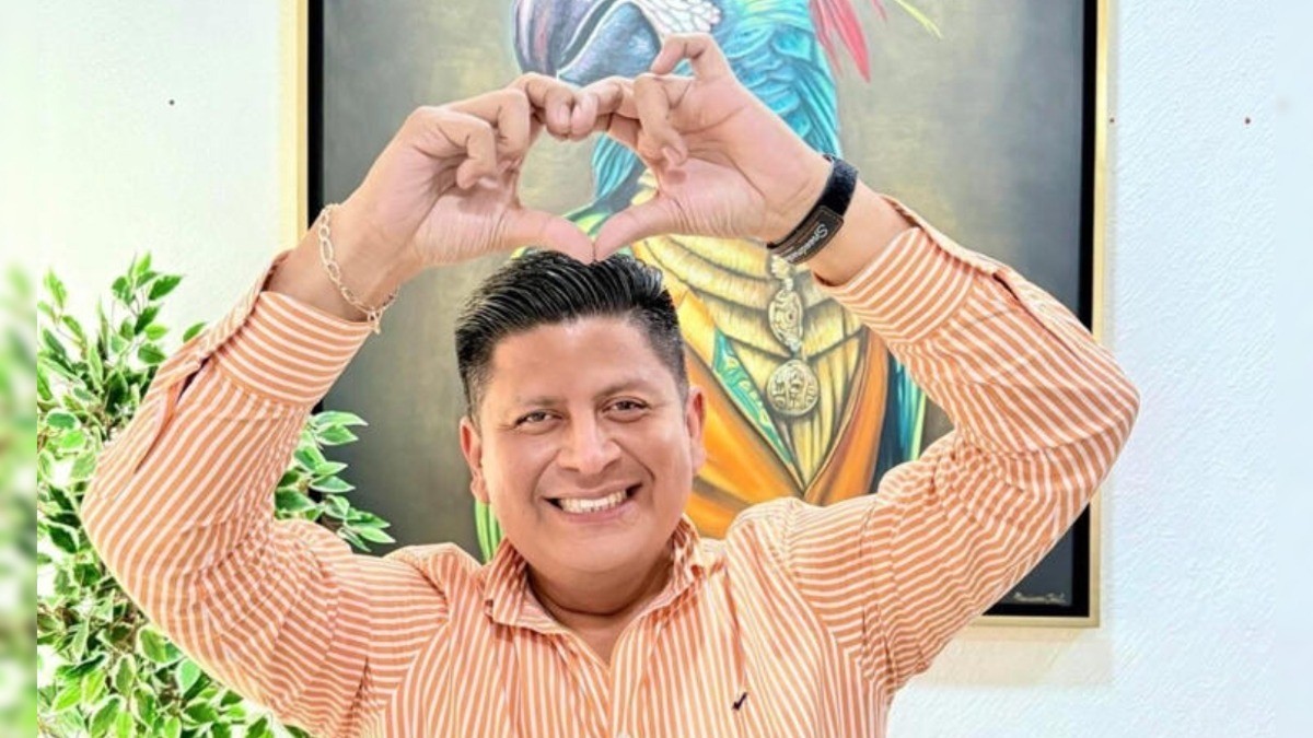 Alcalde enciende redes al sugerir que rifará ¡una liposucción para el Día de las Madres!