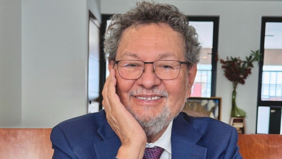 Élmer Mendoza, maestro de la novela negra, gana el Premio Jorge Ibargüengoitia de la UG