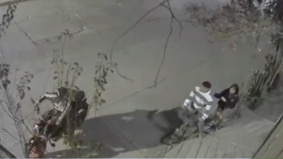 VIDEO ¡Salieron corriendo! Pareja de jóvenes evita asalto y logra resguardarse