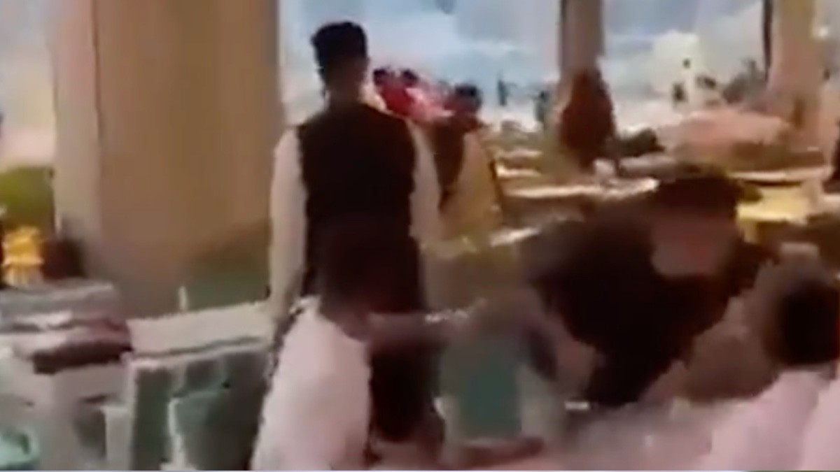 VIDEO ¡Nervios de punta! Turistas varados huyen en restaurante de Dubái por ruido fuerte