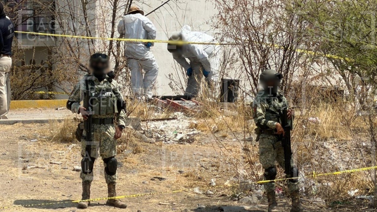 Vecinos reportan olor fétido junto a sus casas y policías hallan esto dentro de registro