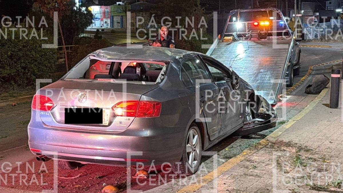 VIDEO Auto quedó destruido: Conductor pierde control de su Jetta y termina volcando