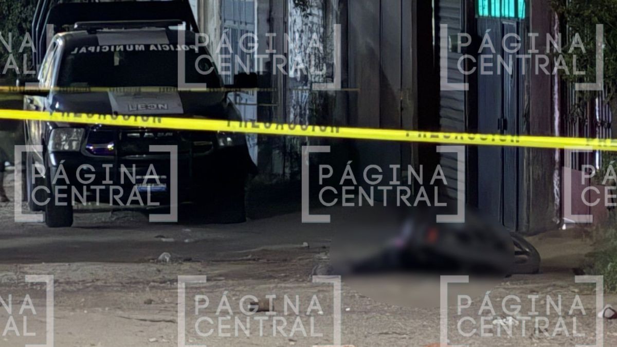 VIDEO Quedó aplastado por moto: Ataque armado deja a un hombre sin vida y a otro herido