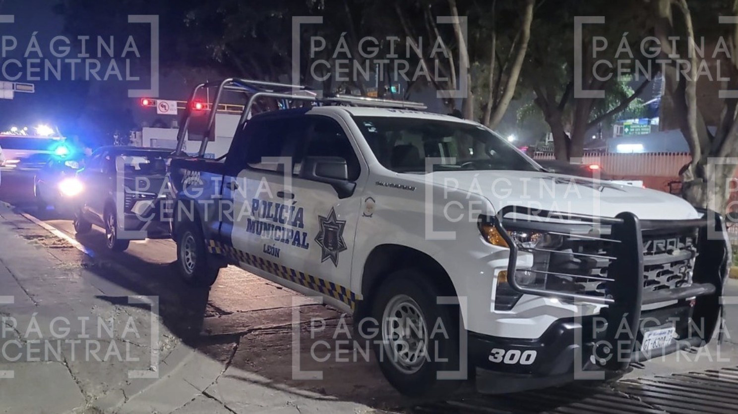 Derrapan en moto y se impactan contra auto en la 10 de Mayo