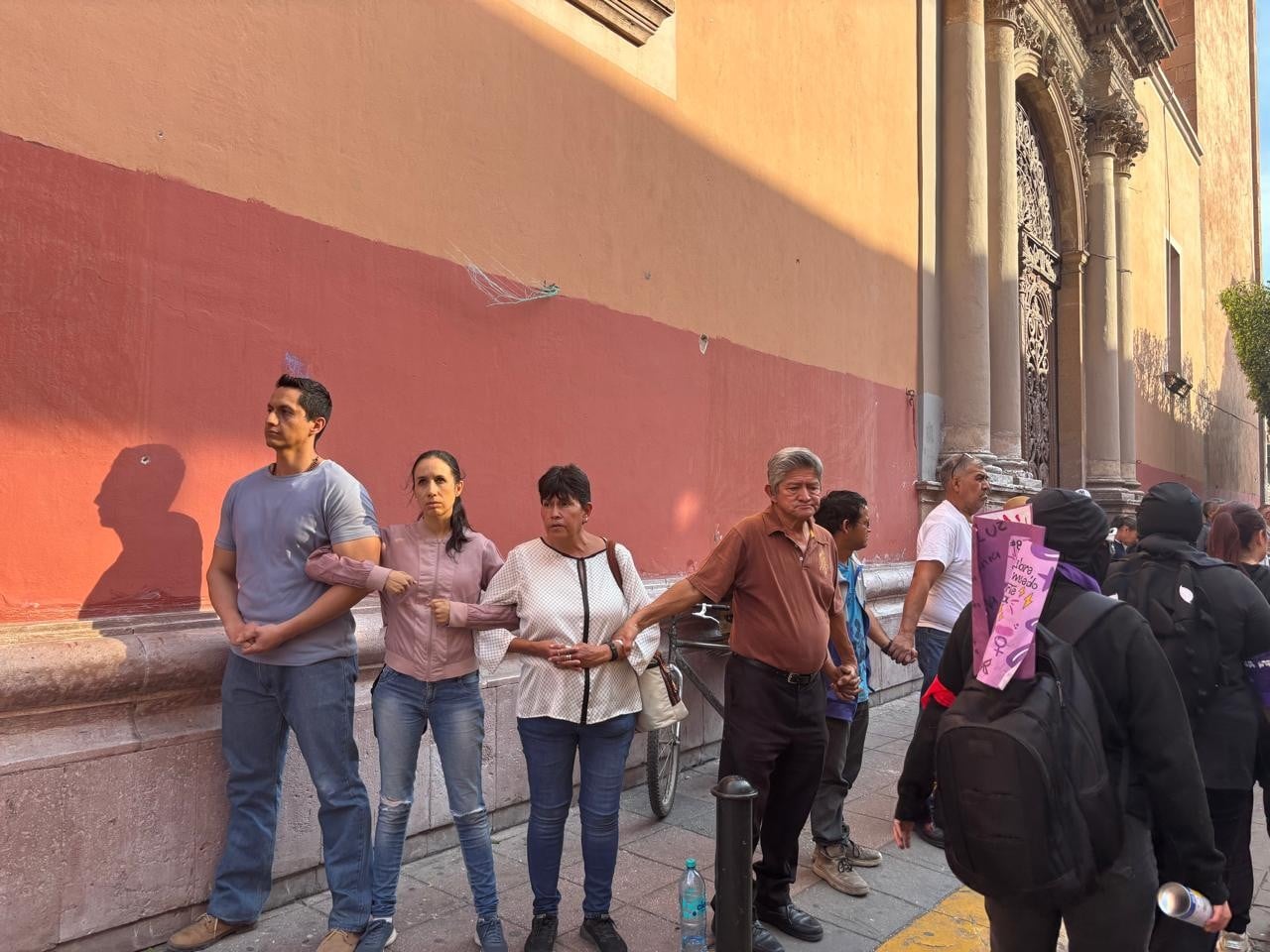 Marcha 8M León; defienden Catedral Metropolitana