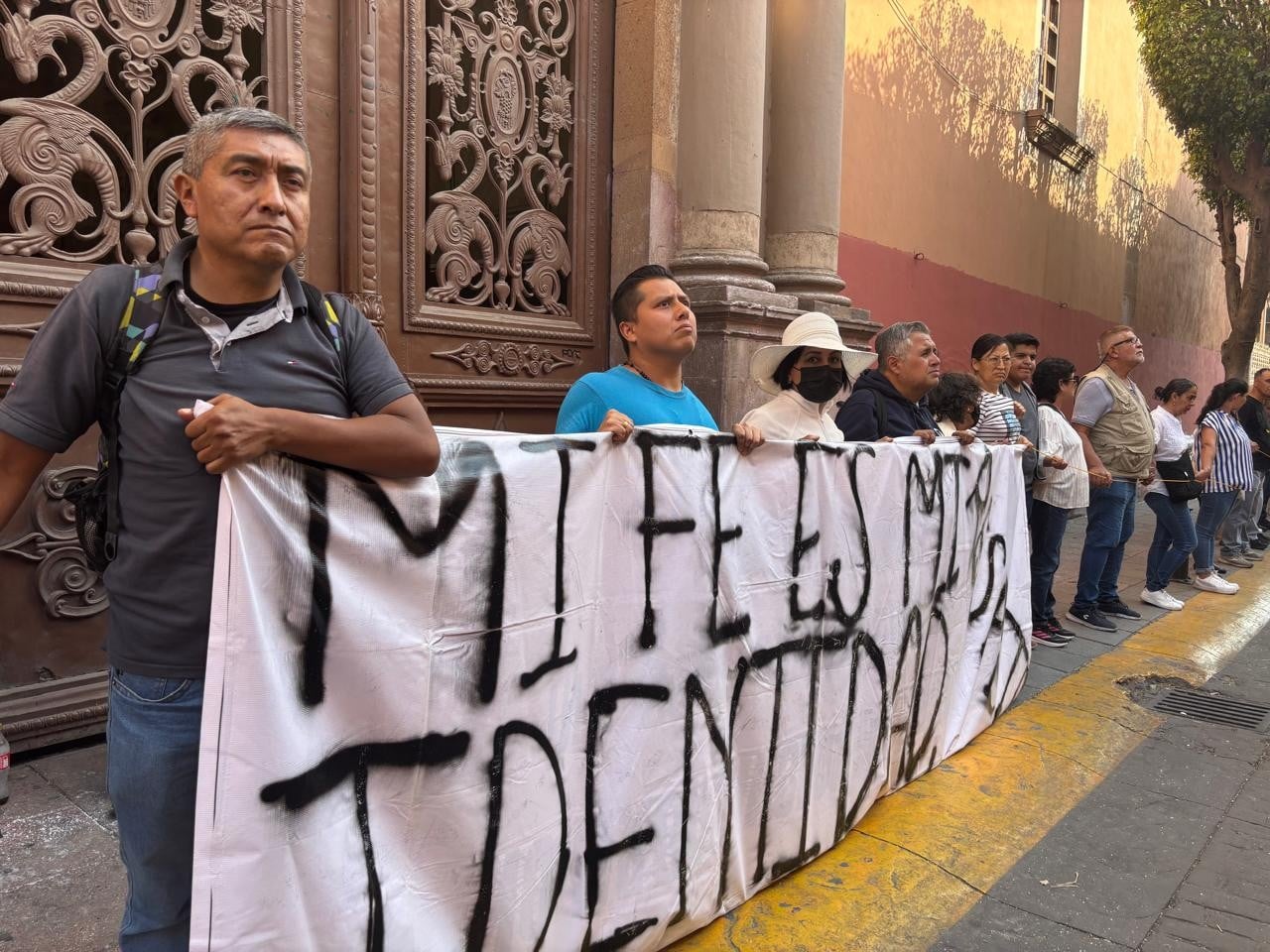 Marcha 8M León; defienden Catedral Metropolitana