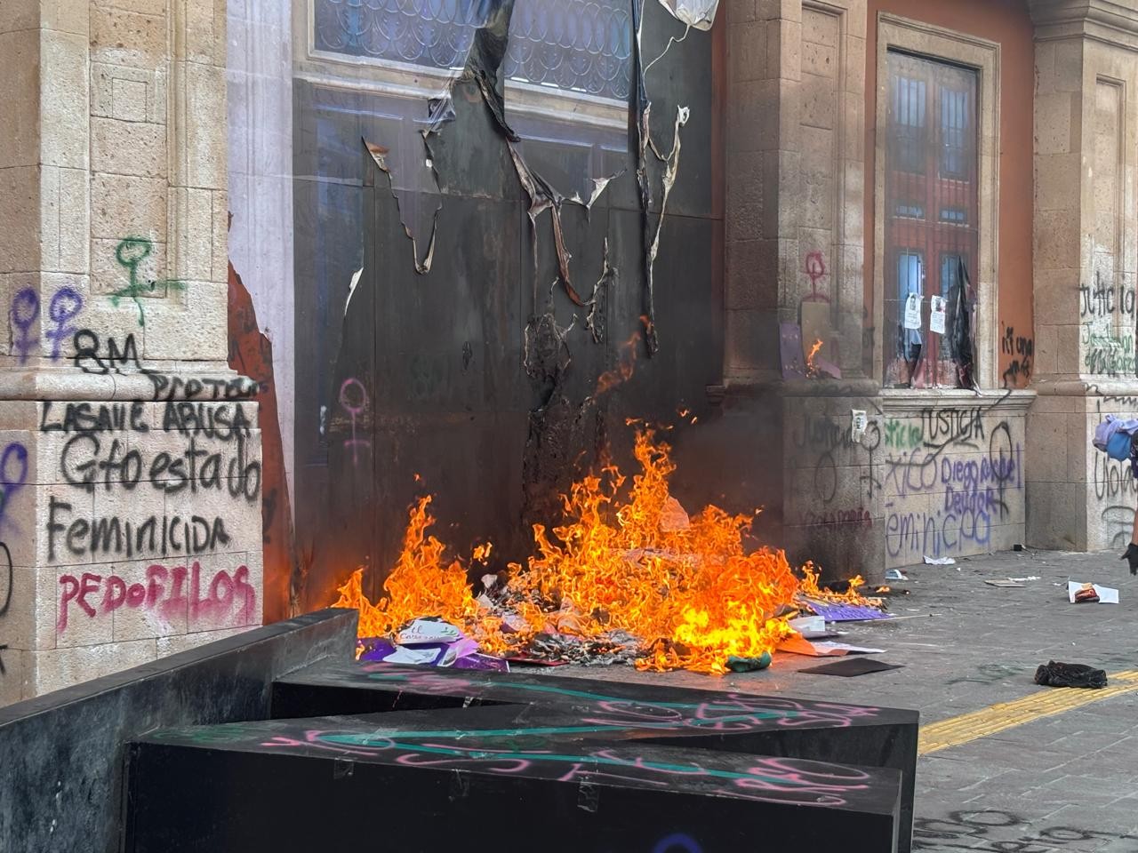 Marcha 8M León: VIDEO Incendian afuera de Presidencia