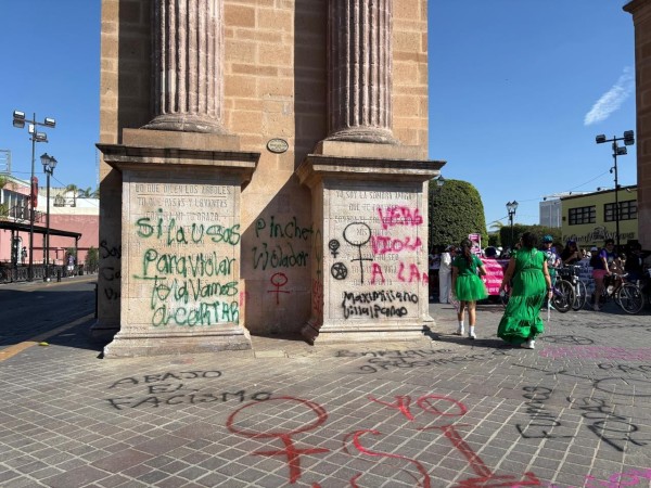 Marcha 8M León; inician protestas miles de mujeres en el Arco de la Calzada