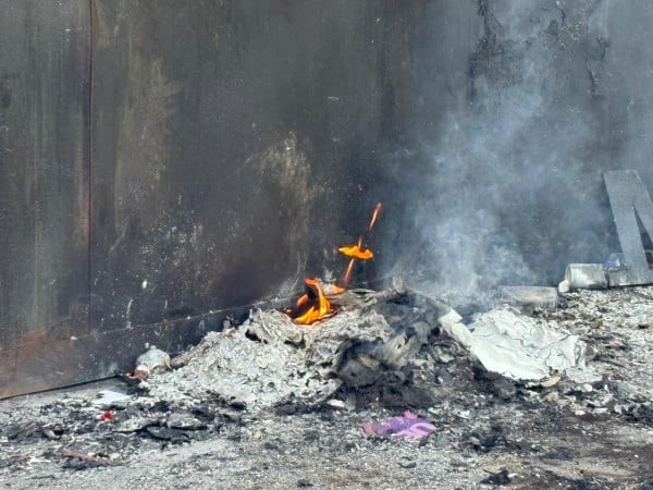 Marcha 8M León: VIDEO Incendian afuera de Presidencia