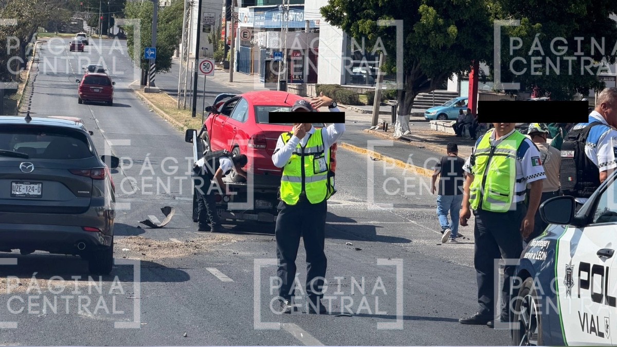 Choque Bulevar Insurgentes: Auto volcó a la altura del puente