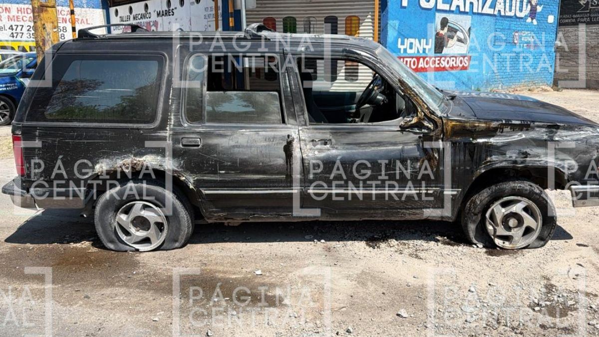 La Luz: Volcadura en bulevar deja daños materiales