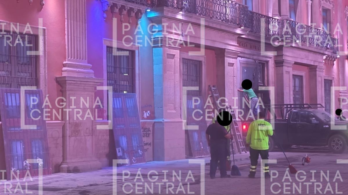 Limpian Presidencia de León tras daños por marcha 8M
