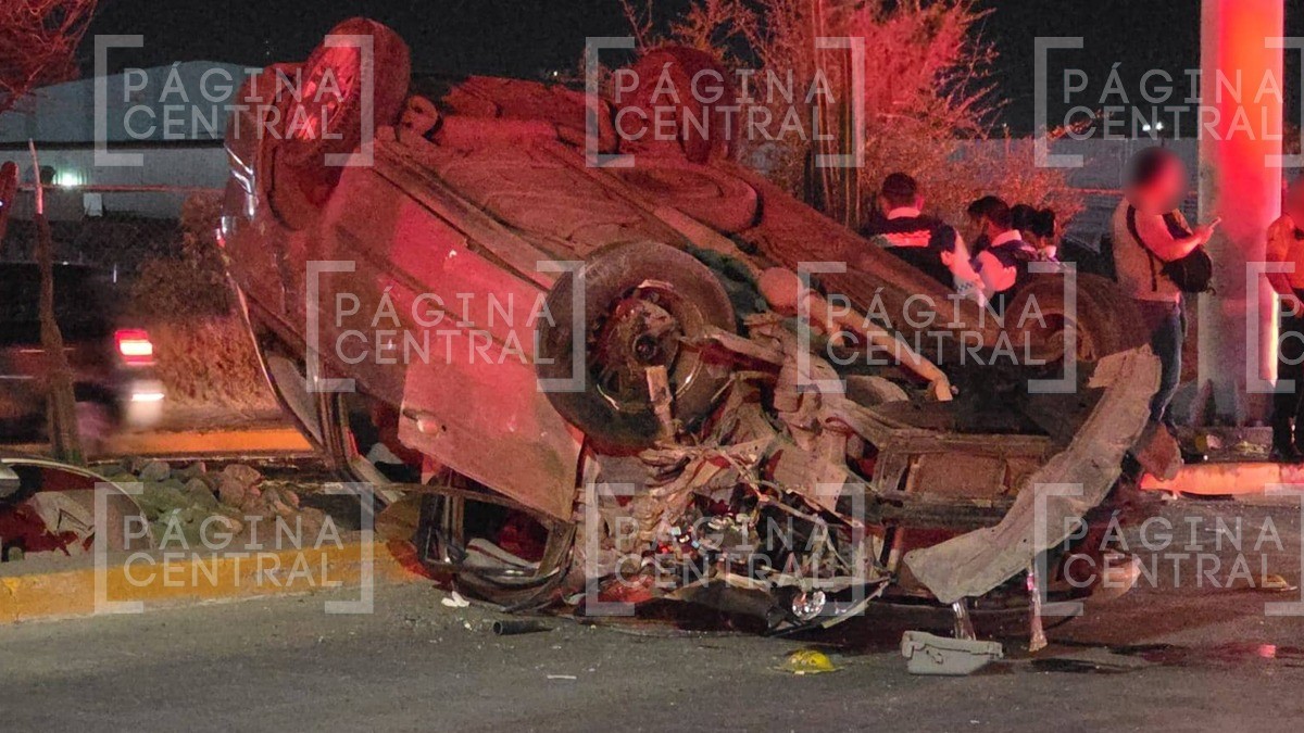 Aparatoso accidente en el Distribuidor Vial; auto termina con llantas hacia arriba