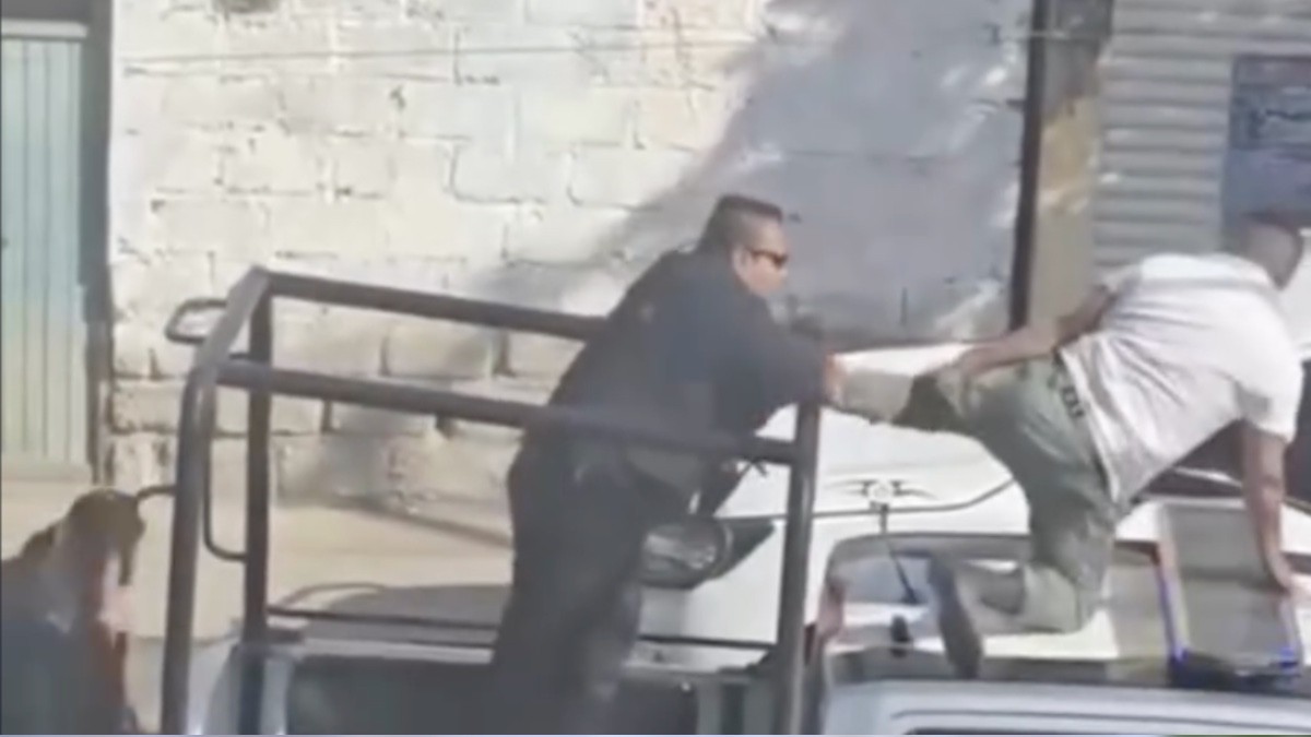 VIDEO Detenido se escapa de patrulla en San Juan del Río