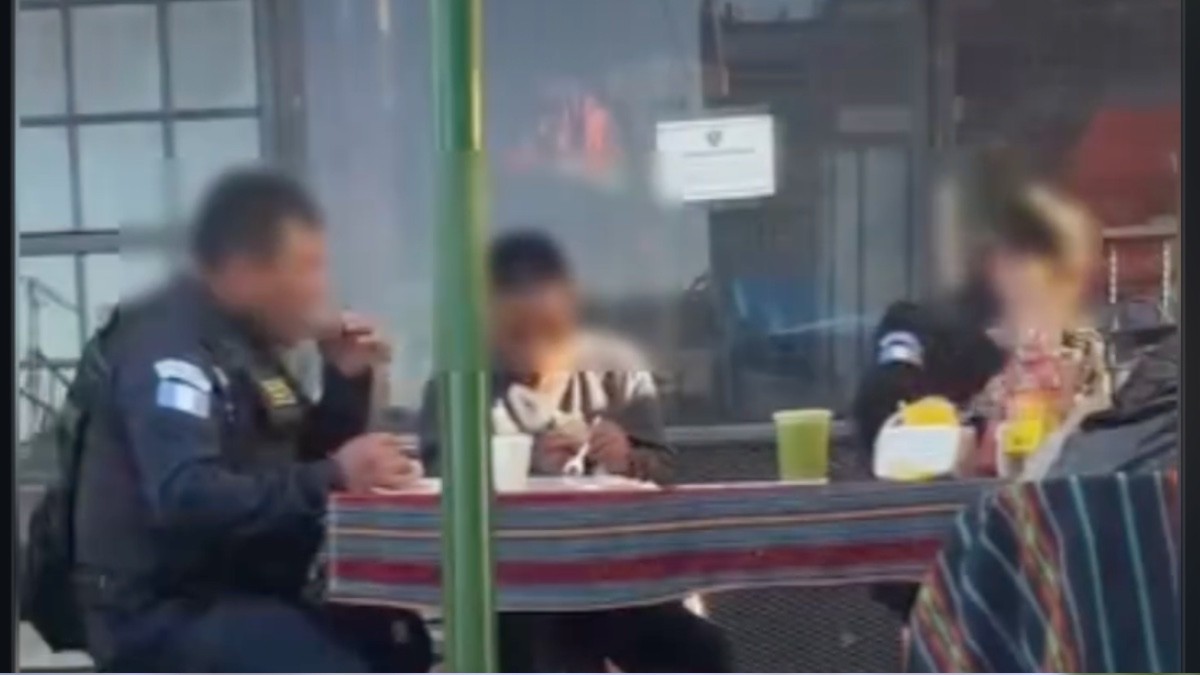 Captan a policías desayunando con reo mientras lo trasladaban