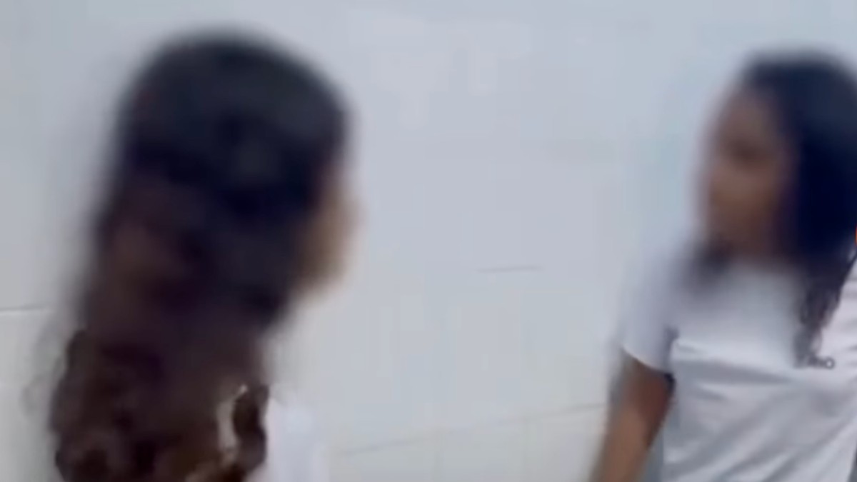 Pelea en escuela de Brasil: Golpean a jovencita en los baños