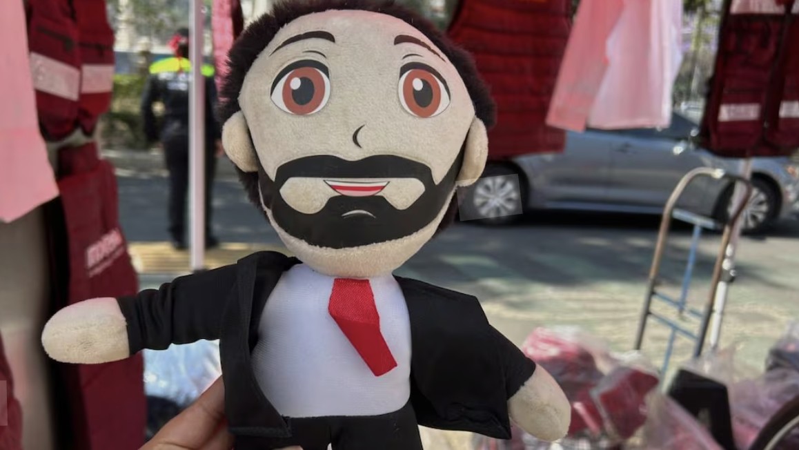 La fiebre por las “Harfuch-cobijas“ y “Harfuchitos“ conquista internet