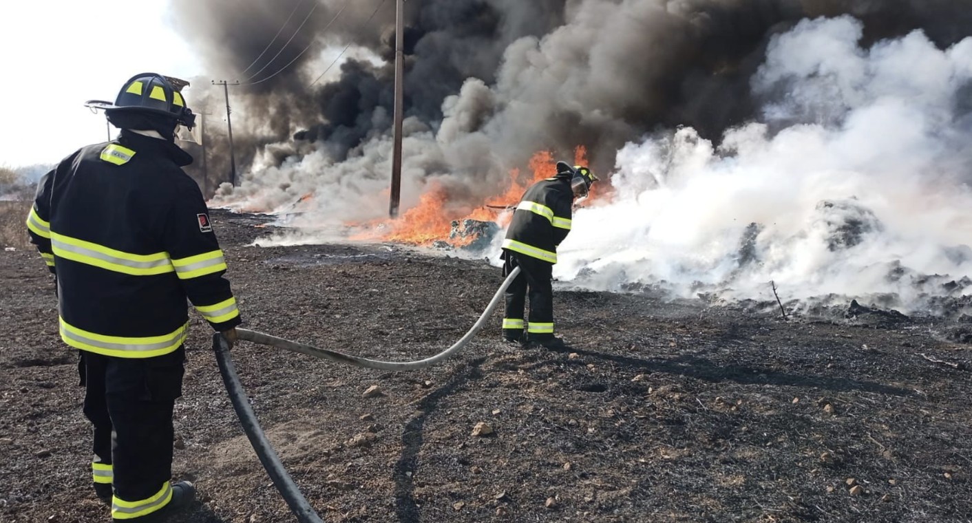 Movilización en la colonia Santa Lucía por incendio de pastizal que llegó a fábrica