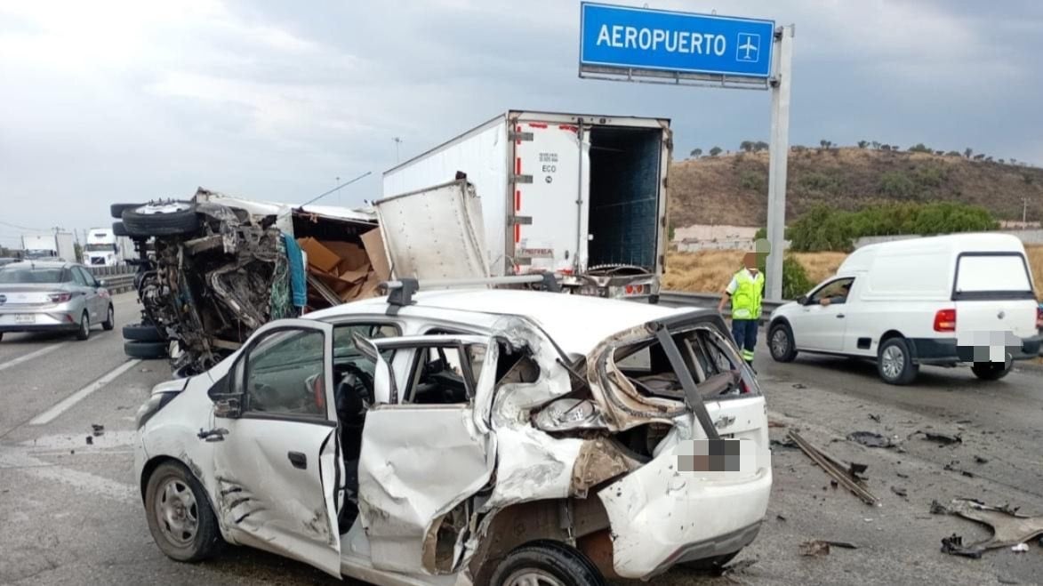 Choque en autopista deja tres personas muertas