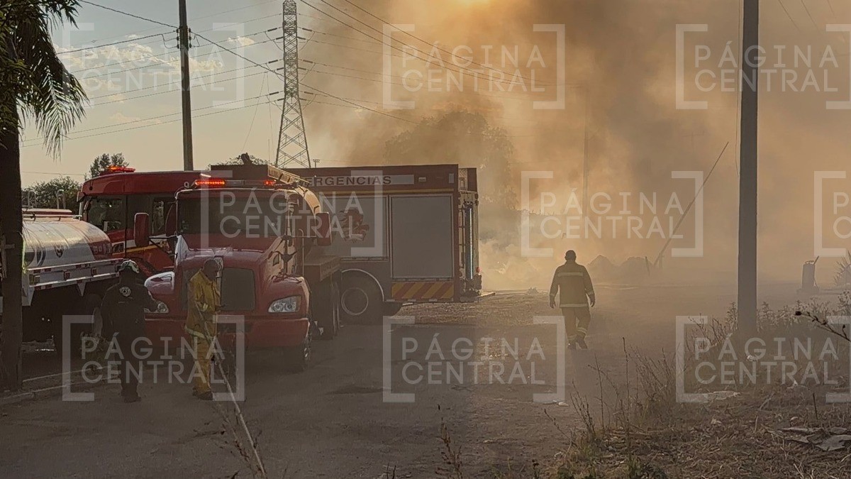 ¡Susto en Santa Lucía! Fuego consume 80 toneladas de plástico en Parque Industrial