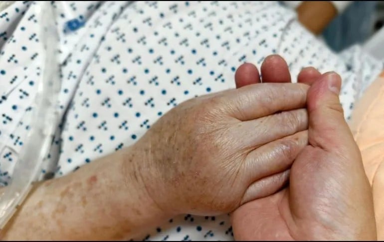 Abuelito fallece al despedirse de su amada