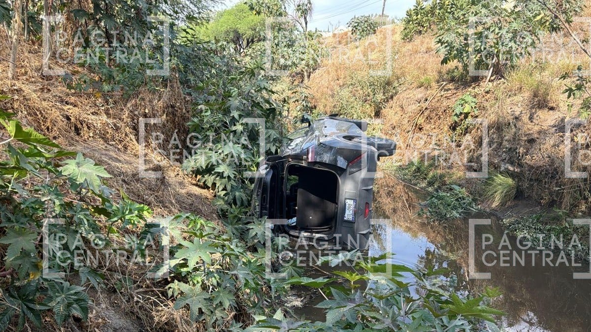 ¡Qué susto! Pareja cae con su auto BYD al Tajo a Santa Ana en León