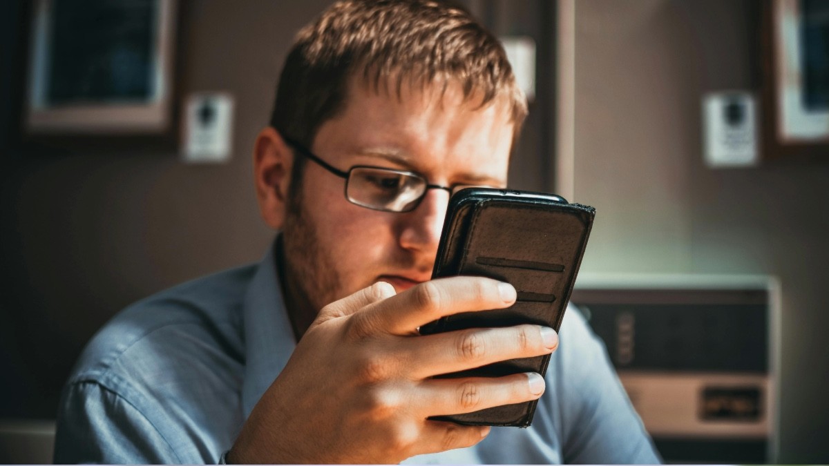 Joven pagó para que asaltaran a su novia: Para revisar su celular
