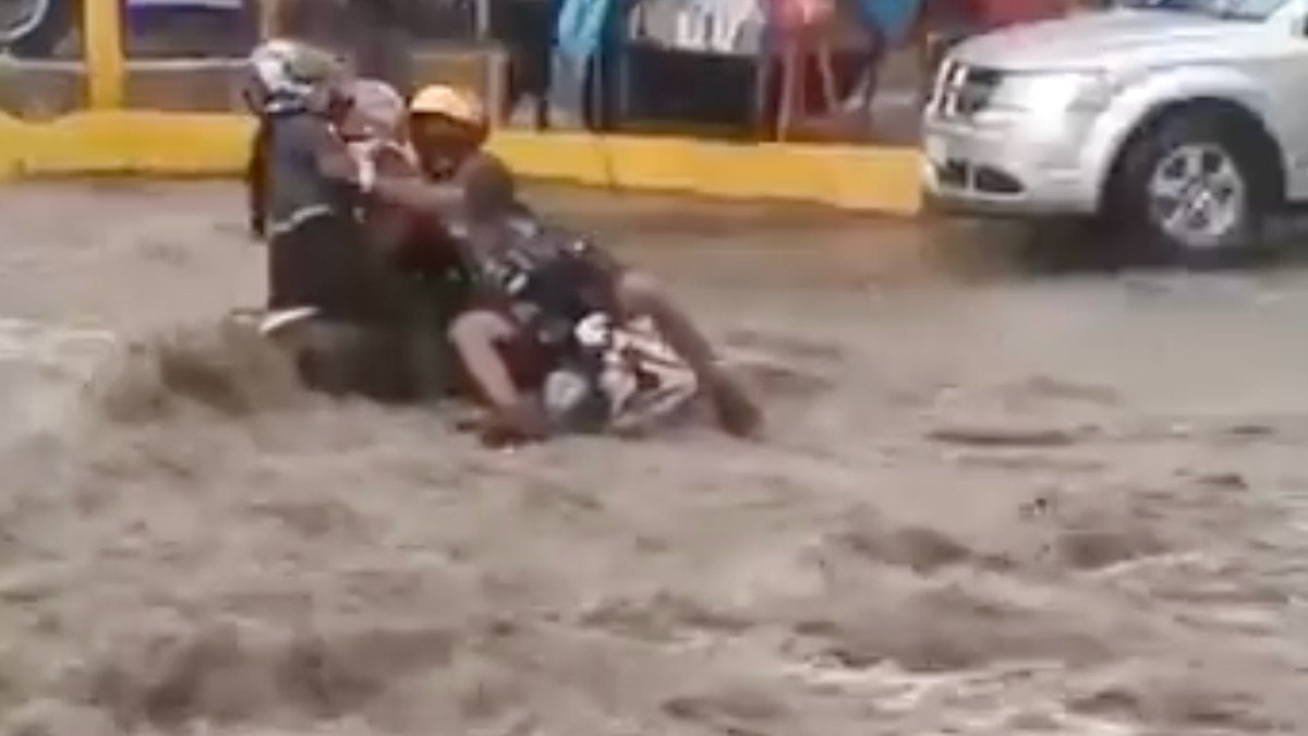 Familia arrastrada por lluvia Edomex