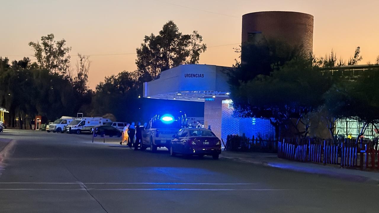 Trasladan a baleado en auto particular a la Cruz Roja; fallece al recibir atención