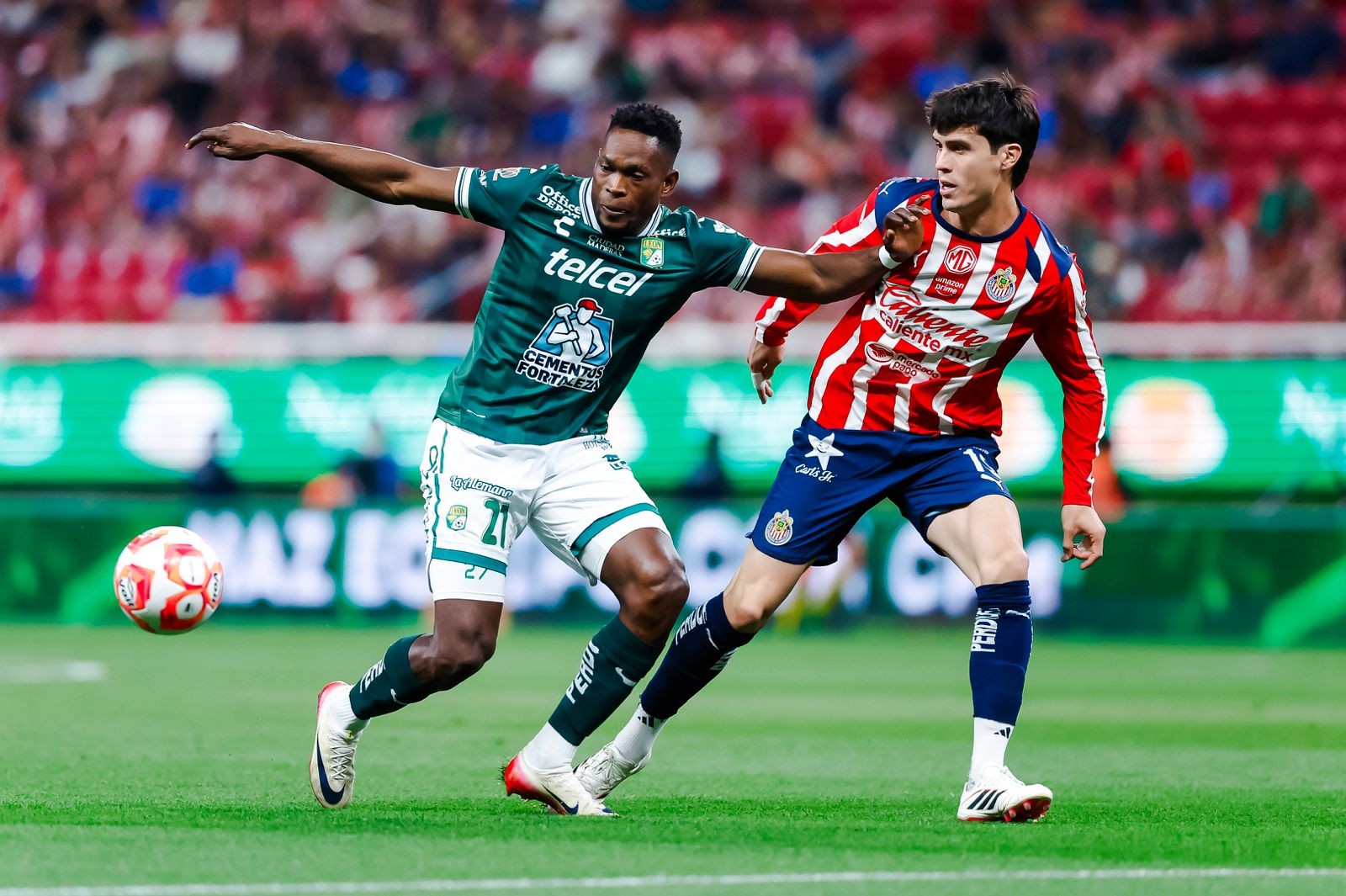 Ante los ojos de Gandolfi… ¡Chivas humilla al Club León en el Akron!
