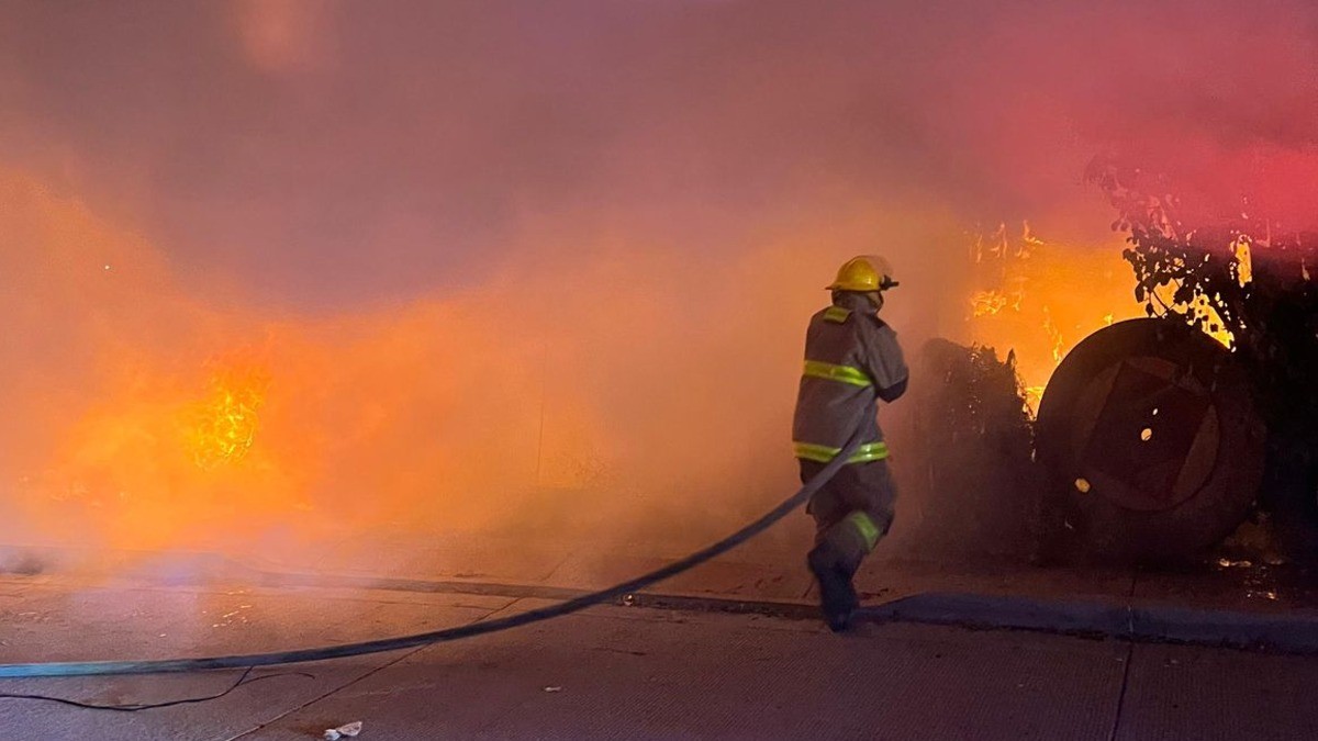 ¡Eran dos toneladas de basura! Bomberos de León sofocan incendio en Balcones de la Joya