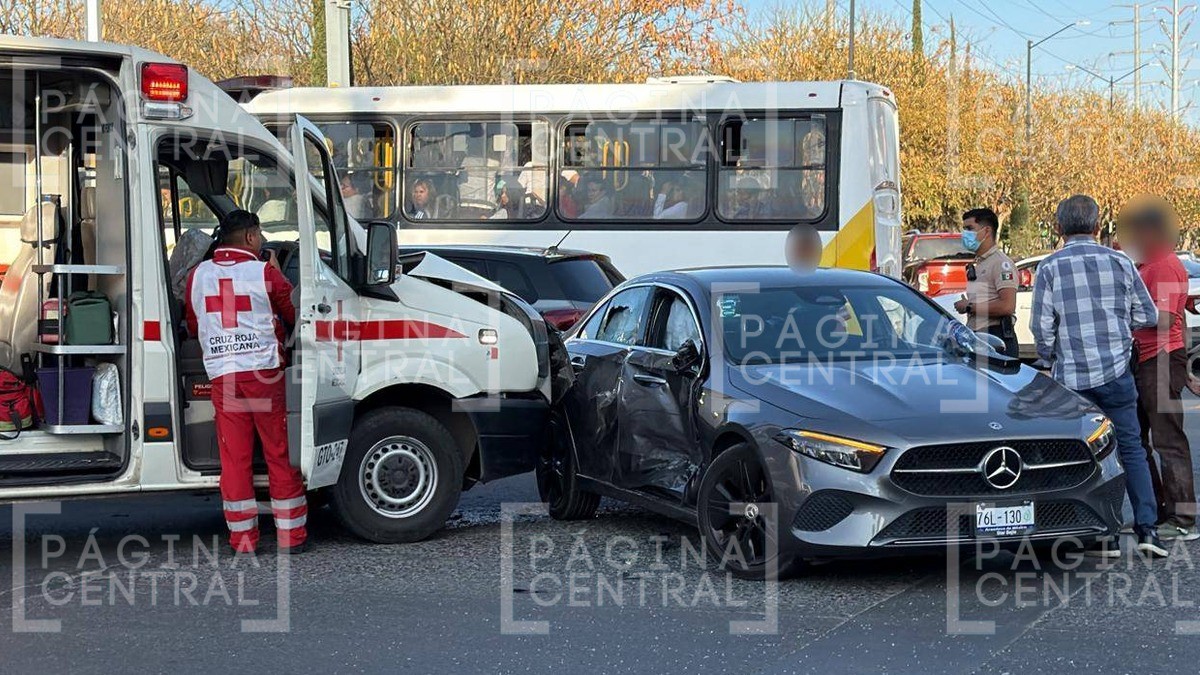 Aparatoso accidente entre ambulancia y auto de lujo desquicia tráfico en Paseo del Moral